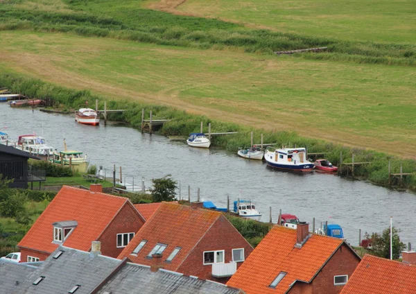 Nehir tekne ve evlerde Birdseye bakış açısı ile — Stok fotoğraf