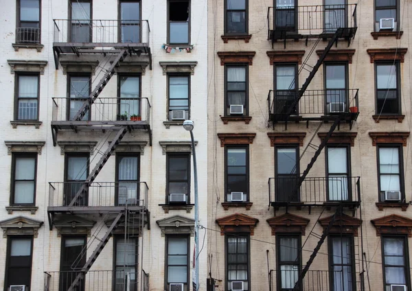 Échappements de feu extérieurs sur deux bâtiments américains contrastés — Photo