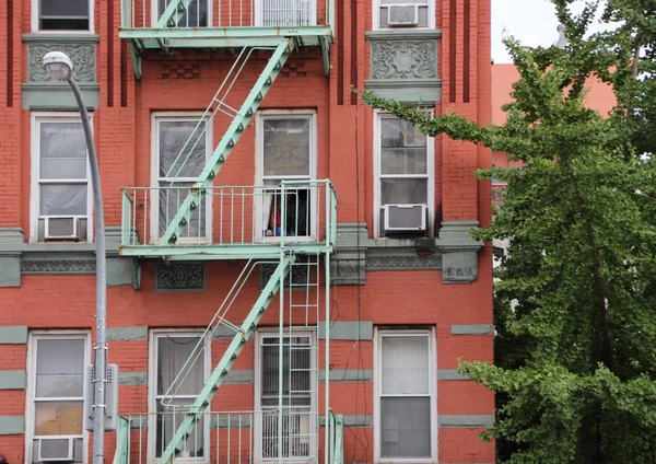 Fughe di fuoco di metallo verde sul vecchio edificio rosso — Foto Stock