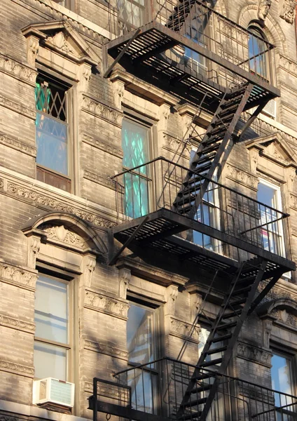 Escalera de escape de incendios de metal negro de Nueva York —  Fotos de Stock