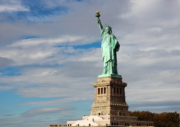 Statua della Libertà con Nuvole Vista Orizzontale Destra Immagini Stock Royalty Free