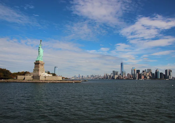 Estátua da Liberdade e Skyline Downtown New York — Fotografia de Stock