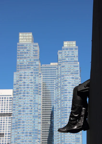 休息与摩天大楼背景的黑色皮靴 — 图库照片