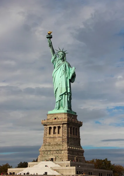 Άγαλμα της ελευθερίας με κάθετη πρόσοψη σύννεφα — Φωτογραφία Αρχείου