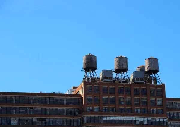 Drie watertanks op dak van het gebouw Rechtenvrije Stockfoto's