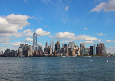 Deniz mavi gökyüzü ile Manhattan şehir manzarası