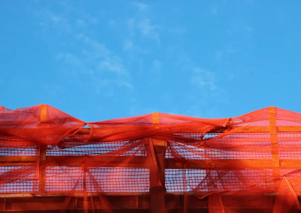 Barriera di costruzione rossa e cielo blu vuoto — Foto Stock