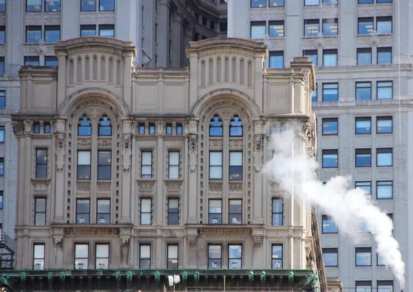 Vecchio edificio con Stream e sfondo urbano — Foto Stock