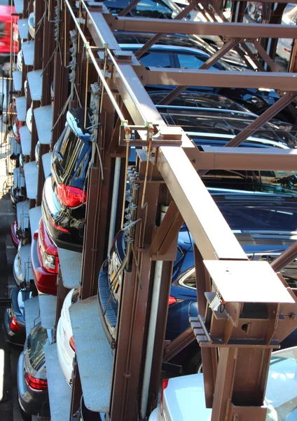 Estacionamiento lleno de gente en tres niveles al aire libre — Foto de Stock