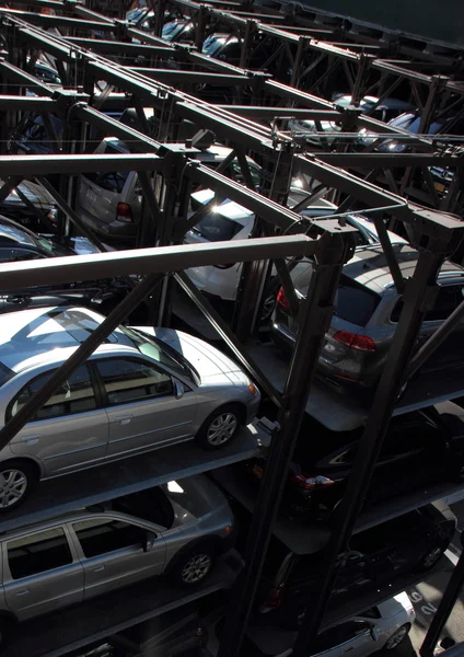 Parcheggio all'aperto in diversi livelli Retroilluminazione verticale — Foto Stock