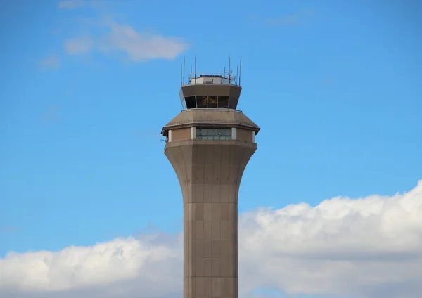 Torre de controle do aeroporto com nuvens e céu azul — Fotografia de Stock