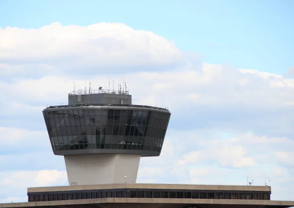 Αεροδρόμιο πύργου ελέγχου με σύννεφα και το γαλάζιο του ουρανού — Φωτογραφία Αρχείου