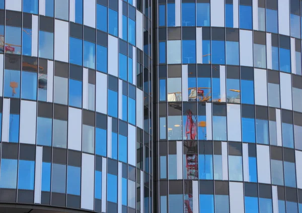 Edificio urbano rotondo astratto con riflessione finestra — Foto Stock