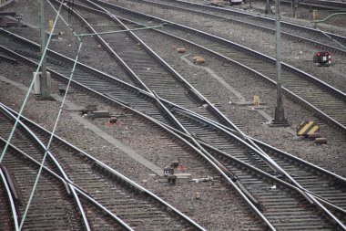 Demiryolu parça birleşim anahtarı ve geçiş hatları ile