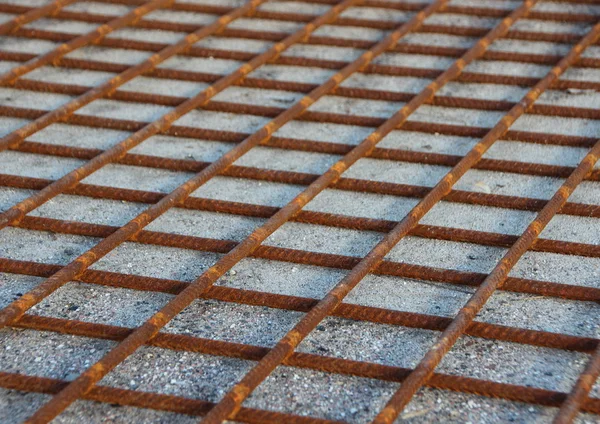 Rusty kovové konstrukce roštu na písku — Stock fotografie