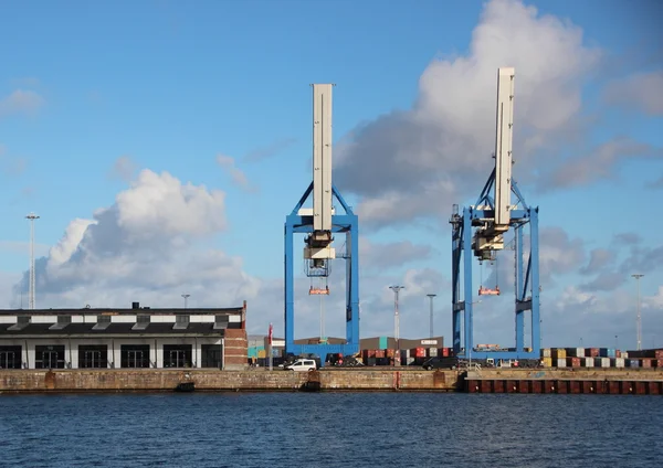 Containerkraner på Harbor Pier med Water Front - Stock-foto