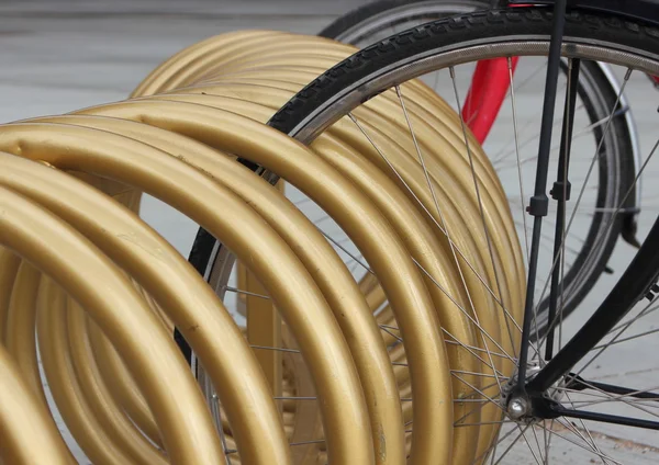 Złote koło rowerowe zamontować zbliżenie miejskich Rack — Zdjęcie stockowe