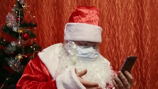 Santa Claus le desea remotamente una feliz Navidad. — Vídeos de Stock