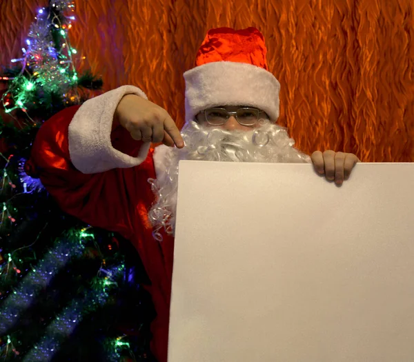 Noel Baba boş bir reklam afişini işaret ediyor.