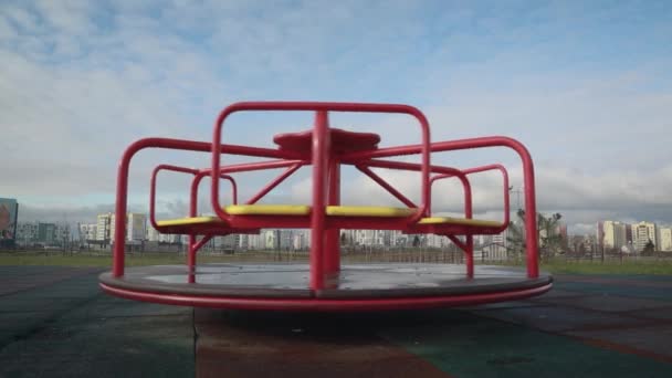 Spinning, nasse Schaukel, leer ohne Menschen. Kinderspielplatz auf der Straße — Stockvideo