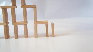 Tahta domino oyunu. Çocuk oyuncağı. Zincirleme reaksiyon için inşa ediliyor