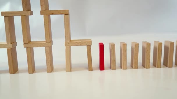 Una reazione a catena di domino in legno si verifica e distrugge la torre. — Video Stock