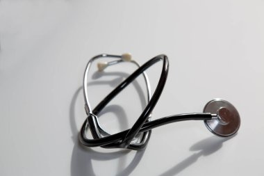 Bir steteskop ışık yüzeyine yerleştirilir..