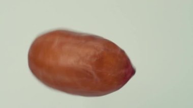 Dönen bir fıstık tanesinin makro fotoğrafçılığı. 