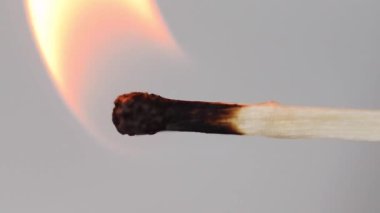 Kibrit yanar ve yanar. Üniforma arka planında bir eşleşme..