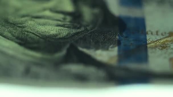 Hundert Dollar holografischer Anti-Falschgeld-Streifen rotiert hin und her — Stockvideo