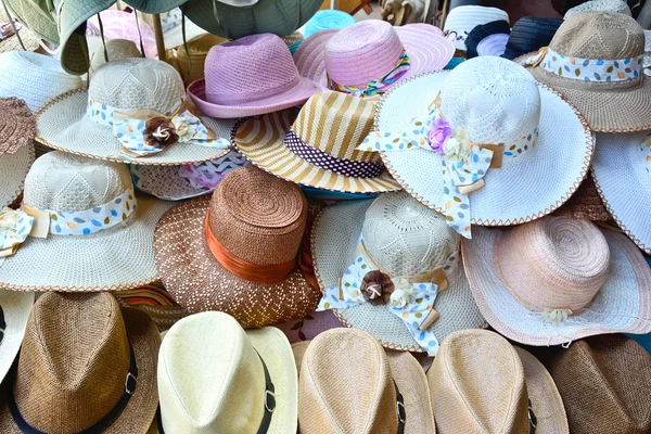 Un mucchio di diversi cappelli fatti a mano — Foto Stock