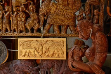 Ürünler Satılık bir dükkanda Pinnawala fil Yetimhanesi, Sri Lanka, Sri Lankalı geleneksel el işi
