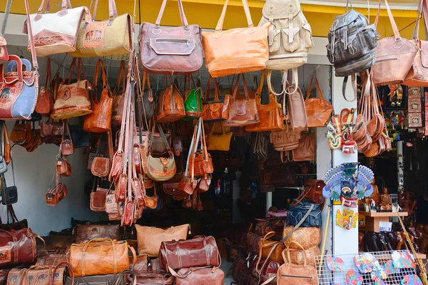 Mercadorias artesanais tradicionais do Sri Lanka para venda em uma loja no orfanato de elefantes Pinnawala, Sri Lanka — Fotografia de Stock