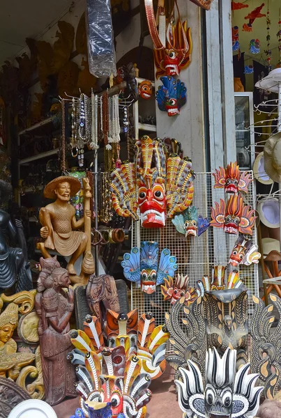 Artículos artesanales tradicionales de Sri Lanka para la venta en una tienda en el orfanato de elefantes Pinnawala, Sri Lanka — Foto de Stock