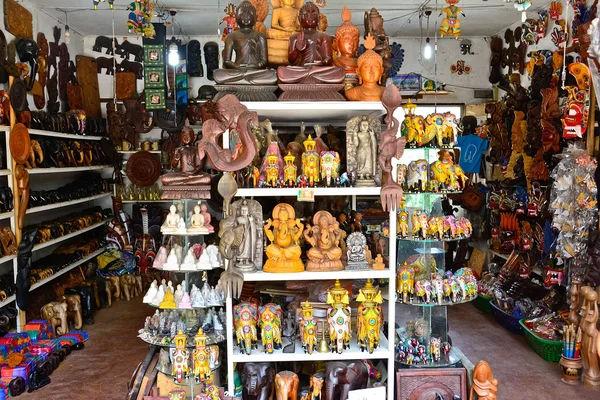 Σρι Λάνκα παραδοσιακά χειροποίητα προϊόντα για πώληση σε ένα κατάστημα στο ορφανοτροφείο ελεφάντων Pinnawala, Σρι Λάνκα — Φωτογραφία Αρχείου