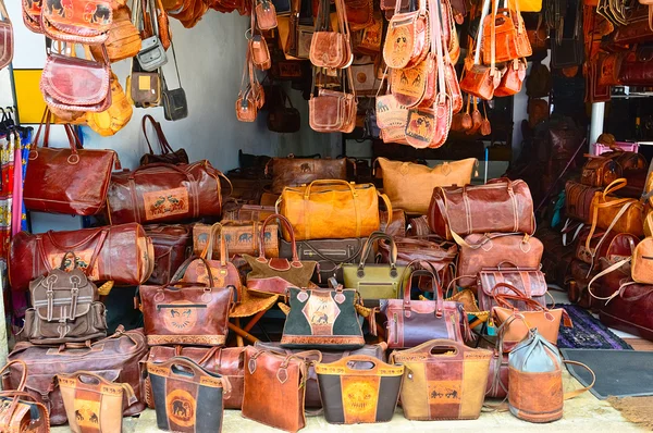 Mercadorias artesanais tradicionais do Sri Lanka para venda em uma loja no orfanato de elefantes Pinnawala, Sri Lanka — Fotografia de Stock