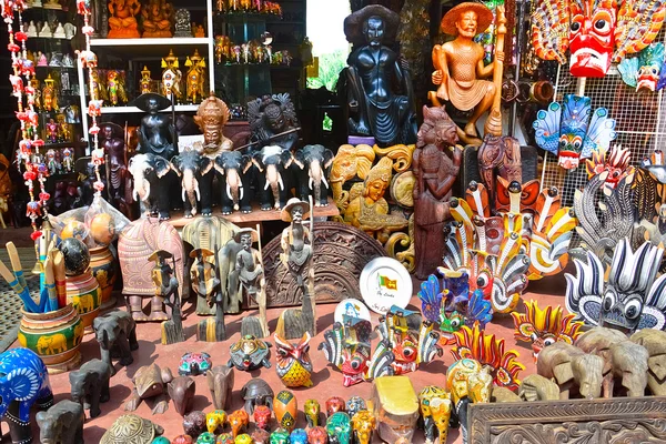 Sri lankan traditionelle handgefertigte Waren zum Verkauf in einem Geschäft im Pinnawala Elefantenwaisenhaus, sri lanka — Stockfoto