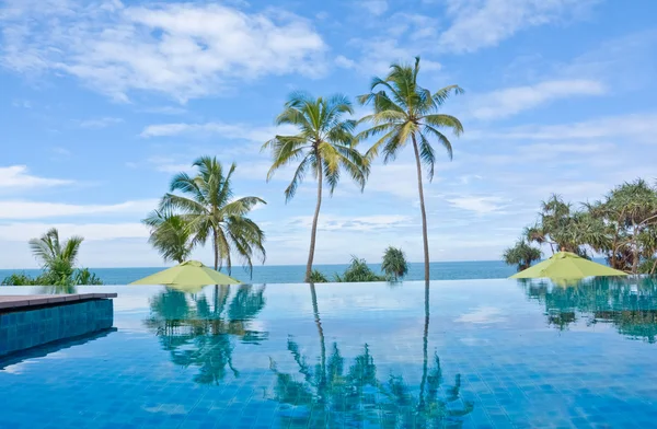 Piscina infinita em um hotel tropical que localizado na área de Costal Negambo, Sri Lanka — Fotografia de Stock