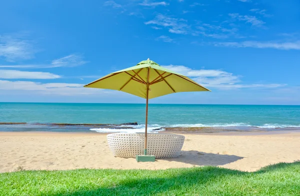 Guarda-chuva de praia e bancos de banho de sol — Fotografia de Stock