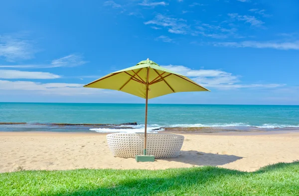 Parapluie de plage et sièges de bain de soleil — Photo