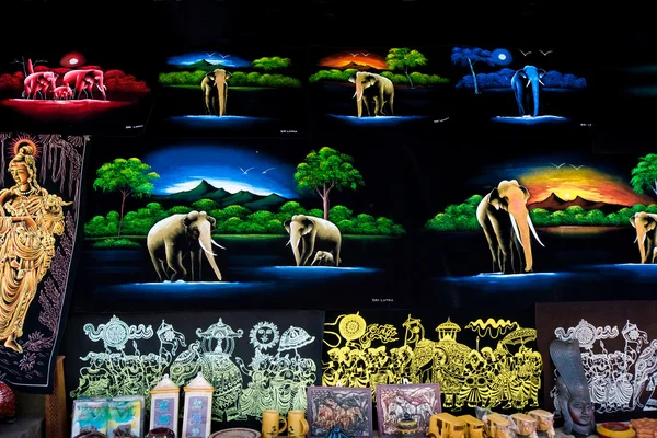 Artículos de artesanía tradicional de Sri Lanka y lienzos para la venta en una tienda — Foto de Stock