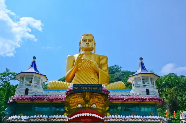 Malowidła ścienne i posągi Buddy w złota świątynia Dambulla — Zdjęcie stockowe