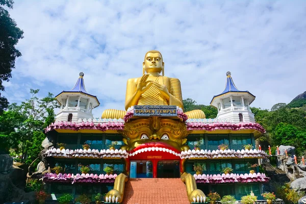 Pinturas murales y estatuas de Buda en la cueva de Dambulla Golden Temple — Foto de Stock