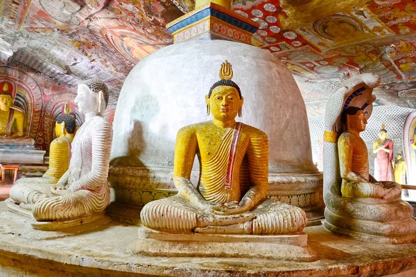 Muurschilderingen en boeddhabeelden op gouden tempel van Dambulla grot — Stockfoto