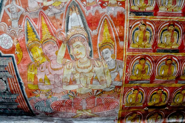 壁画和佛像在丹布拉石窟金寺 — 图库照片