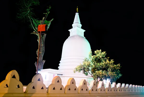 Vista noturna de um templo budista e Stupa — Fotografia de Stock