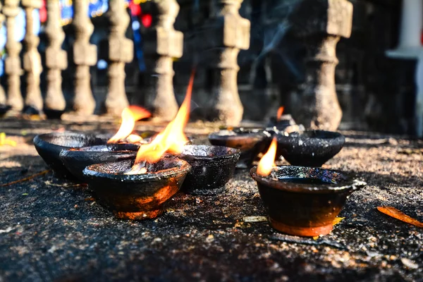 Lampade tradizionali in argilla accese al tempio buddista in Sri Lanka Foto Stock