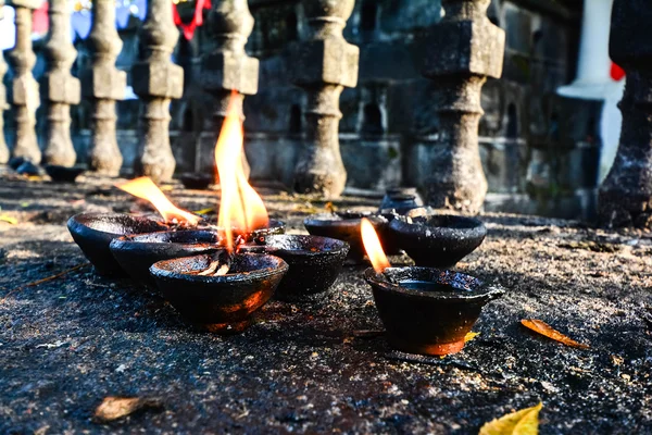 Lampade tradizionali in argilla accese al tempio buddista in Sri Lanka Fotografia Stock