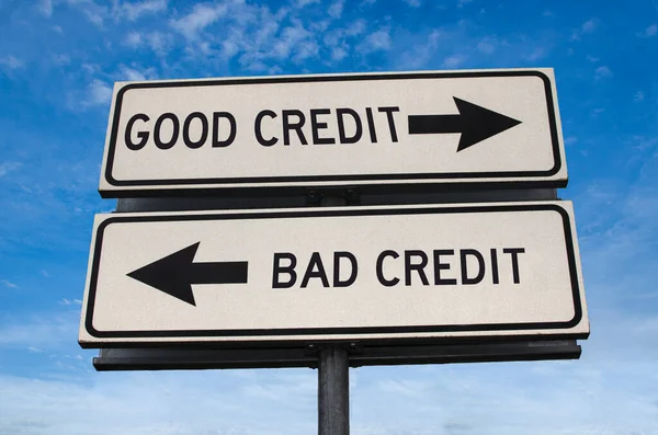 Хороший Кредит Плохой Кредитный Знак Белые Два Уличных Знака Стрелкой — стоковое фото