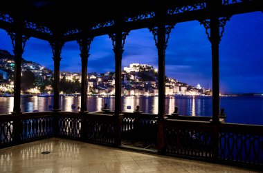 Geceleri Sibenik, Hırvatistan 'ın St. Michael Kalesi manzarası. Hırvatistan 'ın Adriyatik kıyısındaki ahşap açılış galerisi veya çardaktan mavi saatte kent manzarası. Şehir akşamları aydınlanıyor..